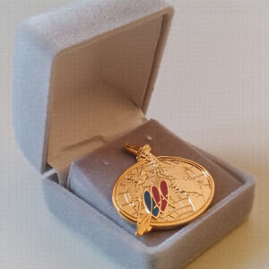 𝅺lapel pin of 2000 jubilee - collectible, souvenir, with a vatican photo book